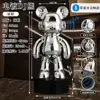 1 m Grande Ornamento de Chão Galvanizado Mochila de DJ Urso com Áudio Bluetooth ao Lado do Gabinete de TV da Sala Decoração de Villa