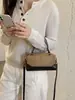 Bolsa de mão com design exclusivo para mulheres, nova coleção 2026, bolsa almofada retangular com retalhos de camurça, adequada para o trabalho e uso casual, bolsa de ombro ou bolsa transversal