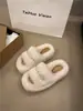 Nuevos estilo 2026 pantuflas de algodón con diseño de perla única, populares entre influencers, de suela gruesa, pantuflas de invierno esponjosas para mujer, aptas para usar en exteriores