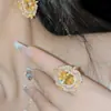 Versa Court Zirconio Amarillo Ganso Juego de Pendientes Anillo Ace Caibao Chapado en Oro Microincrustado Colgante Elegante Vintage