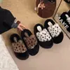 Pantuflas peludas de plataforma súper elegantes con suela gruesa para mujer, adecuadas para usar en exteriores, nuevo modelo otoño e invierno 2026, pantuflas antideslizantes tipo slip-on para el hogar