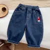 Pantalones de mezclilla de oso de dibujos animados lindos para niños, nueva colección primavera/otoño, estilo holgado y casual, pantalones largos versátiles estilo coreano para bebés