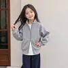 Chaqueta Casual Holgada Versátil con Cuello Alto para Niñas Primavera y Otoño 2026 Nuevo Estilo Coreano Moda Color Sólido Cremallera Chaqueta de Moda