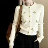 Otoño/Invierno 2026 Nuevo Suéter Suelto Dulce Versátil Principios de Otoño Estilo Coreano Cuello Redondo Bordado de Mariposa Cardigan Tejido para Mujer