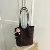 Bolsa grande de mão com estampa de leopardo para mulheres, novo estilo 2026, casual e moderna, bolsa de ombro versátil, bolsa tote para o dia a dia, transfronteiriça