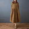 Foto real de la nueva colección de otoño 2026: Vestido largo de moda para mujer de talla grande con diseño de hojas pequeñas y botón de jade, efecto adelgazante y un cuello elegante.