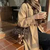 Nova coleção de primavera de 2026: uma bolsa de ombro elegante e versátil para noivas, uma bolsa transversal simples e prática para o dia a dia, e uma bolsa de mão fashion para mulheres