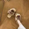Zapatillas de peluche de oso con lazo de lunares suaves y lindas, nuevas para otoño e invierno 2026, zapatillas peludas antideslizantes y cálidas para el hogar