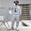 Conjunto Masculino Primavera e Outono 2026 Novo Estilo Moda Primavera Infantil para Crianças de Tamanho Médio e Grande Roupas de Primavera Estilo de Rua Conjunto de Duas Peças para Meninos Tendência