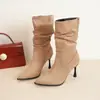 Botas Curtas Empilhadas com Floco Femininas 2026 Outono/Inverno Novas Salto Alto Sexy Botas de Cowboy Ocidentais Bico Fino Botas Enrugadas de Cano Médio