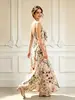 Vestido largo retro pastoral europeo y americano de 2026 con estampado floral, cuello en V y cintura ceñida, perfecto para un look de vacaciones