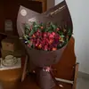 Papel de Presente Florido com Folha Preta e Materiais Florais para Buquês, Apresentando Flores de Seda e Designs de Borboleta, Oferecendo um Toque de Luxo