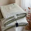 Nuevo modelo 2026 colcha de gasa de doble capa con esquinas cuadradas de cuatro lados y núcleo integrado, lavable a máquina, cálida para otoño e invierno, adecuada para todas las estaciones, primavera y otoño