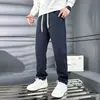 Pantalones rectos nuevos para hombre de otoño e invierno, sencillos y elegantes, con forro polar, corte holgado, versátiles para uso casual y deportivo, diseño de tres rayas moderno