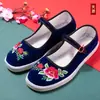 Zapatos de tela Hanfu tradicionales chinos étnicos para mujer estilo Pekín antiguo bordados de fénix colorido con suelas de goma antideslizantes para bailar en la plaza