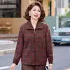Moda outonal transfronteiriça para mães, design elegante com lapela, novo modelo 2026, casaco versátil de manga longa de inverno estilo chinês plus size para mulheres de meia-idade e idosas