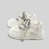 Zapatos Casuales Ligeros Blancos Bell para Mujer 2026 Verano Nuevo Estilo que Aumentan la Altura Suela Gruesa de Moda Versátiles Malla Transpirable Tenis
