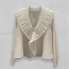 Artículo de Moda Popular en Transmisión en Vivo de Influencer: Conjunto de Dos Piezas Estilo Socialité Elegante: Cárdigan Texturizado Inspirado en Issey Miyake con Falda de Volantes en Capas