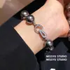 ¡Cadena de Cuentas Color-Blocking! Pulsera de Letra de Circonita, Nariz de Cerdo y Perla, Estilo de Lujo Ligero de Alta Gama, Accesorio de Mano Versátil Estilo Vintage