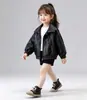 Chaqueta Abrigo de Cuero para Niños 2026 Primavera Otoño Estilo Coreano Casual para Niños Pequeños y Medianos Chaqueta de Cuero Oso Pequeño Top 26150