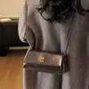 Bolso de hombro nuevo estilo europeo y americano con solapa, bolso cruzado con detalle de candado y cadena, bolso cuadrado pequeño, moderno y a la moda, adecuado para el trabajo, bolso de mujer, estilo moderno transfronterizo