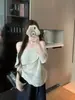 Suave suéter de punto off-shoulder para mujer, principios de otoño, elegante y estilizado, top de un solo hombro en color albaricoque y blanco