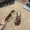 Verão 2026 Novo Estilo Moda Francesa Celebridade da Internet Slip-On Design Metálico Confortável Tendência Casual Chinelos