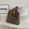 Bolsa tote com estampa de leopardo retrô, estilo americano, moderna e descolada, perfeita para mulheres jovens estilosas usarem nas compras.