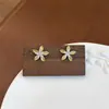 Brincos Florais Simples e Luxuosos, Frescos e Verdes para Mulheres, Tarraxas de Metal Exclusivas de Nicho, Acessórios de Orelha Românticos e Elegantes, com Estilo Feminino
