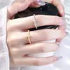 Anillo de Cruz Totalmente Diamantado Moda de Alto Valor Zirconio Super Brillante Banda Fina Anillos Apilables Hip Hop Europeo Americano Anillo en Forma de T en Capas
