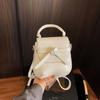 Bolsa Quadrada Pequena Popular de Mão de Luxo Nova Primavera/Verão 2026 Moda de Nicho Simples para Ombro Transversal Bolsa de Celular