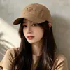 Nueva gorra de béisbol transpirable estilo coreano con logo M, elegante y versátil para mujer, adecuada para salidas al aire libre, protección solar y un look fresco y juvenil