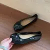 Sapatilhas estilo ballet francesas de bico fino para mulheres, nova coleção 2026, com laço, design de fada retrô, perfeitas com vestidos, e apresentando design de bico dividido