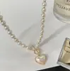 Colar de Pérolas com Fecho de Coração OT para Mulheres, Gargantilha de Coração de Pérola Fresca e Simples, Joia de Design de Alto Padrão para Uso Diário