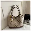 Bolso de mano casual de gamuza para mujer, nuevo bolso de hombro de lunares de moda otoño 2026, bolsa de mano tipo tote de gran capacidad para el día a día