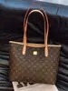 Bolsa Tote de Luxo Leve para Presbiopia Bolsa de Grande Capacidade Feminina 2025 Nova Inverno de Alta Qualidade para Comutação Bolsa de Axila Bolsa de Ombro