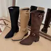 Botas de mujer con punta fina y tacón grueso, botas largas adelgazantes, color liso, moda de otoño 2026, estilo retro apilado, negro