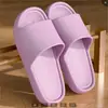 Sandalias de suela gruesa de verano para mujer, cómodas para caminar, suela blanda, ligeras, adecuadas para parejas, uso en casa en interiores, pantuflas de baño para hombre