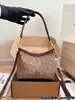 A nova bolsa de ombro feminina da marca C apresenta um design de corrente descontraído, um estilo simples de bolsa tote, um visual minimalista e é versátil como uma bolsa de ombro.