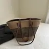Bolsa Versátil de Palha Trançada com Listras Coloridas, Adequada para o Trabalho, Uso Casual, Viagem, Férias e Praia