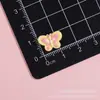 Pajarita Colorida Mini Tamaño Pequeño Clip para Uñas Imán para Nevera Pegamento en Crema Accesorios DIY Parches para Ropa Mayoreo