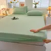 Lençol de baixo liso ajustável, peça única, com tecido escovado, antiderrapante e projetado para cobrir firmemente o colchão, proporcionando proteção total e prevenção de poeira para o colchão e a estrutura da cama