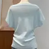 Camisa de Punto Azul de Alta Gama de Manga Corta para Mujer, Nuevo Estilo Verano 2026, Estilo Maduro y Elegante, Escote Asimétrico, Hombros Descubiertos, Top que Expone la Clavícula