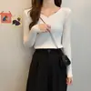 Nuevo suéter básico de punto fino de manga larga con cuello en V, corte ajustado y versátil para otoño e invierno, suéter interior fino de cuello bajo para mujer para primavera y otoño