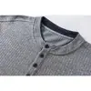 Camiseta básica de design da marca Rumeng, estilo retrô de rua japonês, para homens e mulheres, outono, gola henley, corte solto, top casual para casal