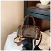 Bolsa Boston casual de nicho para mulheres, nova moda 2026, bolsa tote crossbody simples para trabalho e deslocamento