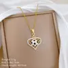 [Acero de Titanio] Collar Elegante de Acero de Titanio con Forma de Corazón Hueco Estilo Deportivo de Fútbol con Diamantes Completos para Mujer Cadena Versátil para Clavícula Cadena de Acero de Titanio