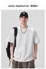 Top de Verano 2026 Estilo Nuevo para Hombre, Manga Corta, Cuello Redondo, Diseño de Retazos con Estampado de Teñido Anudado Sellado con Acero, Moderno y Versátil, Largo Corto