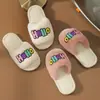 Otoño e Invierno Lindas Letras Dibujos Animados Niños y Niñas Bebé Interiores Hogar Otoño Zapatillas de Algodón de Una Línea Zapatillas de Algodón para Niños Venta al por Mayor