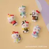Accesorios de resina para manualidades de dibujos animados, incluyendo artículos con temática de gatos, pegamento color crema, pinzas para el cabello, fundas para teléfonos, dijes para zapatos, llaveros y colgantes